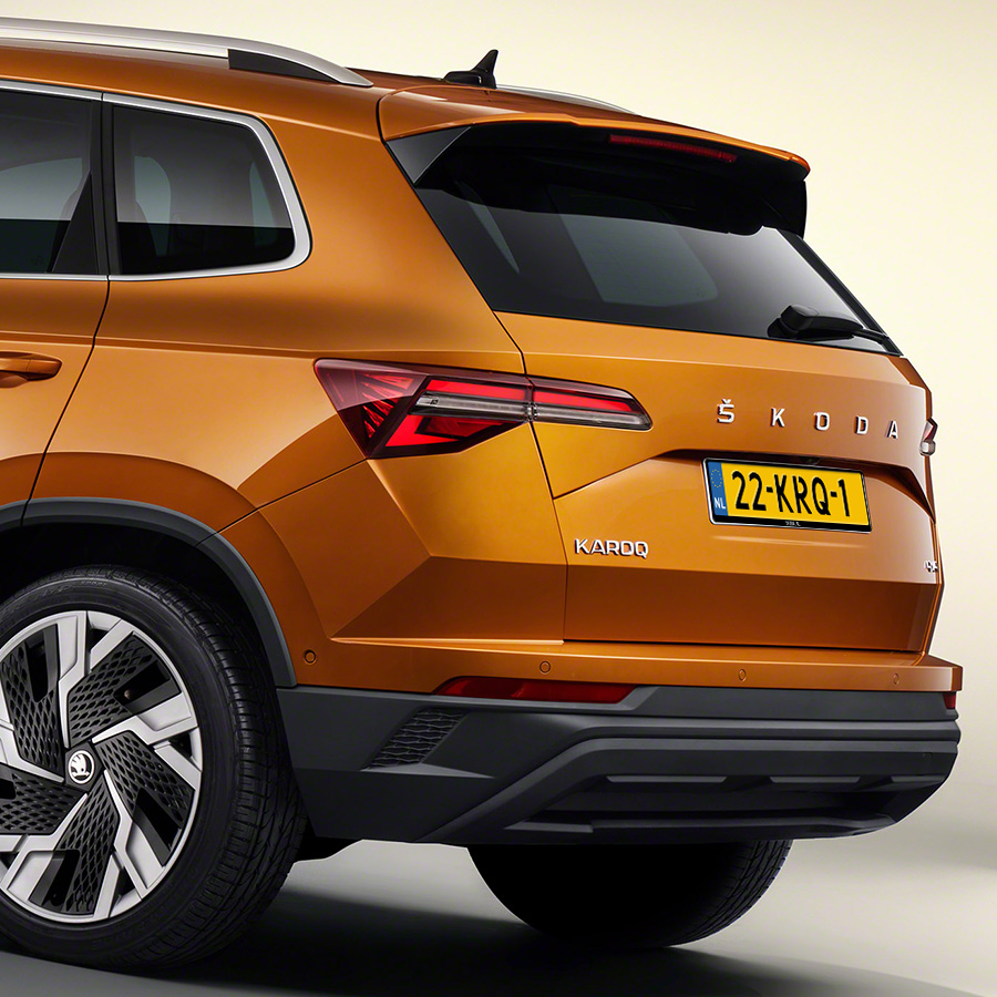 ŠKODA KAROQ zij aanzicht achterkant