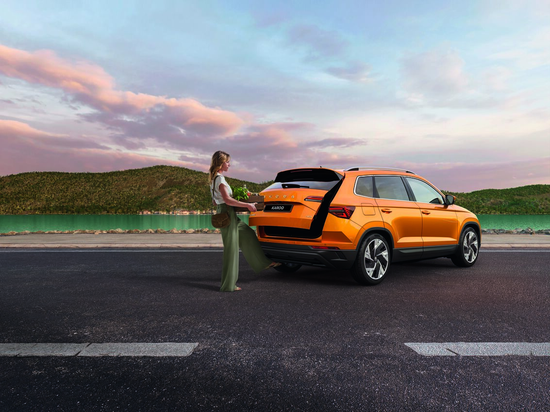 ŠKODA KAROQ met vrouw